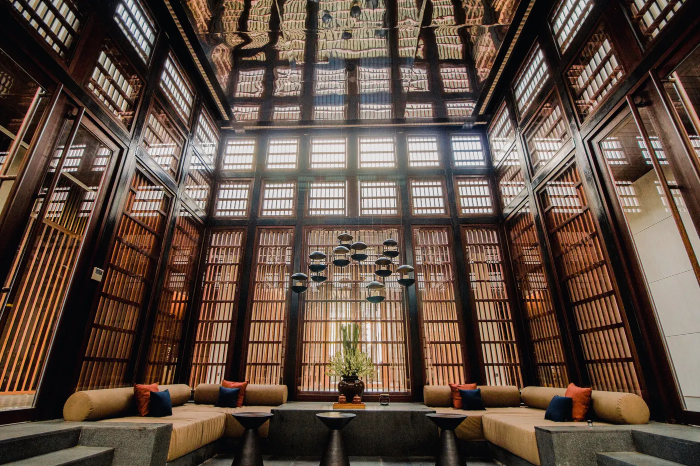 Tall lattice wall above the lounge seating